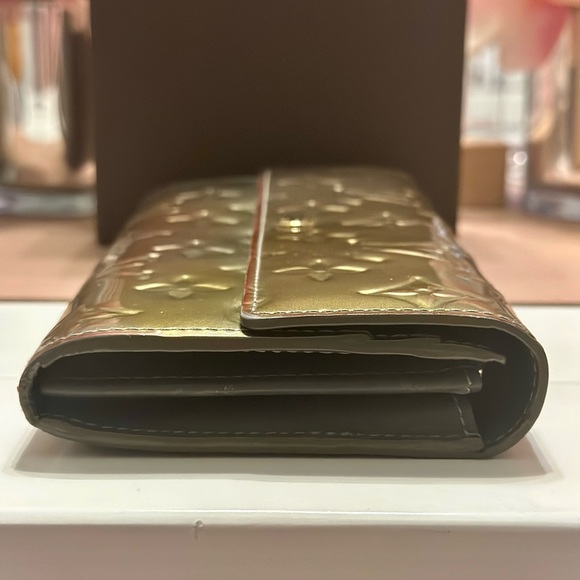 ❤️‍🔥Gorgeous Unique Louis Vuitton Gris Art DecoMonogram Vernis Sarah Wallet❤️‍ - Picture 6 of 13